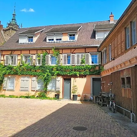 La Cour De Berthe Est *